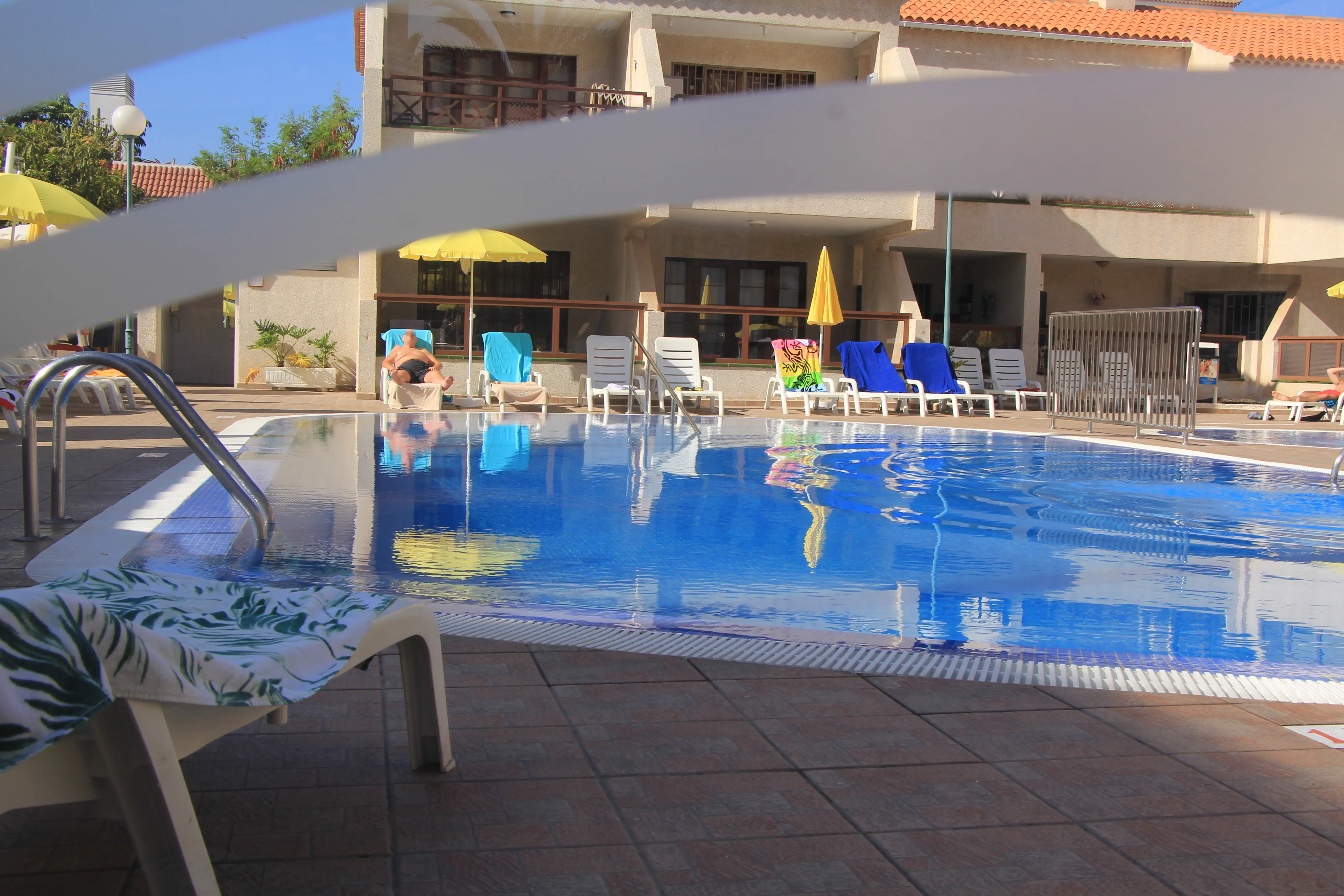 Piscina con bagnino